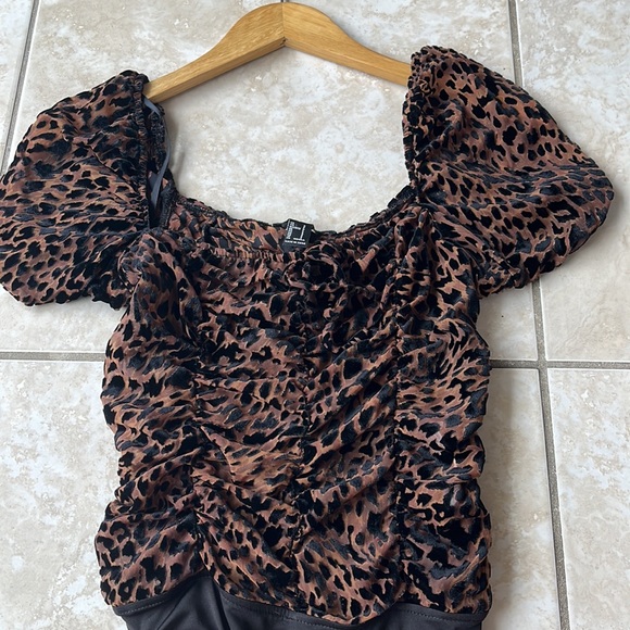 Cheetah print ruched bodysuit - Picture 2 of 4